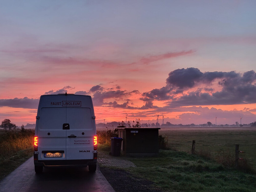 Faust Linoleum-LKW bei Sonnenaufgang für Lieferungen unterwegs